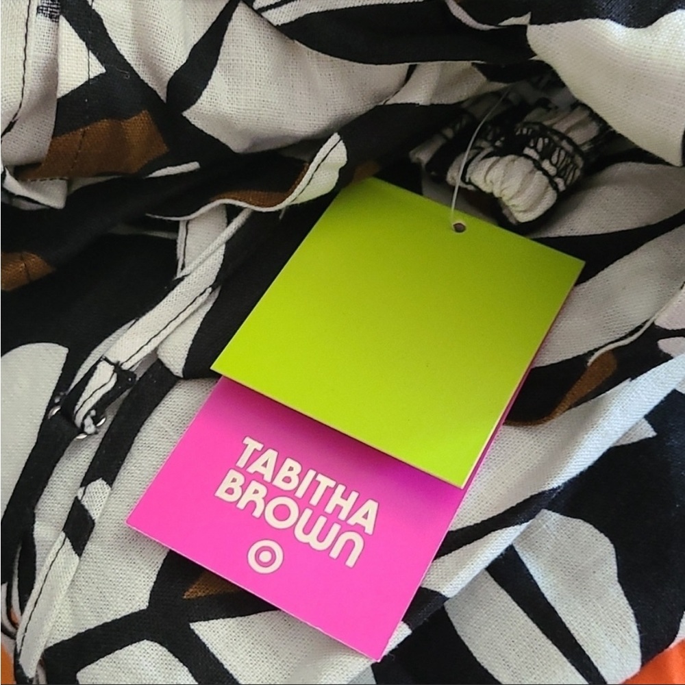 New with the tags 1x
Neutral botanical print
Seelveless Tie-front Midi dress